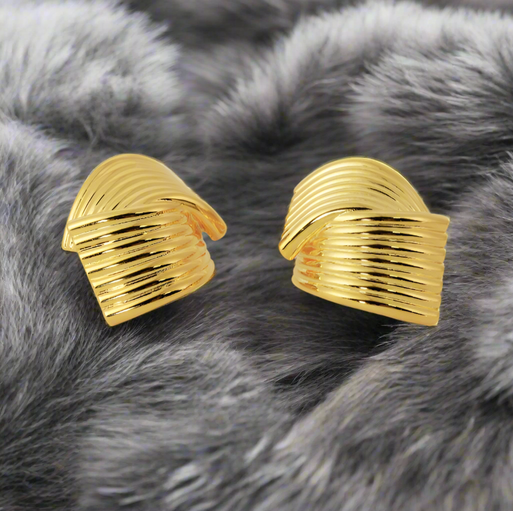 Timeless Gold-Tone Ribbed Knot Earrings – Elegant Vintage Style