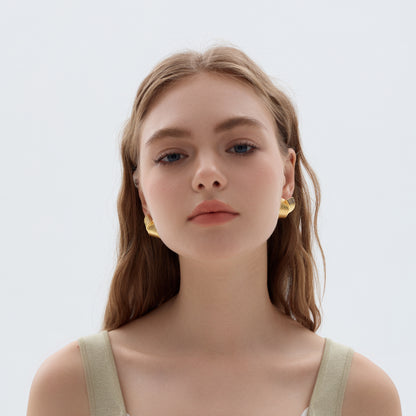 Timeless Gold-Tone Ribbed Knot Earrings – Elegant Vintage Style
