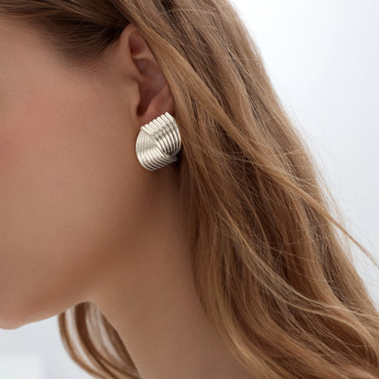Timeless Gold-Tone Ribbed Knot Earrings – Elegant Vintage Style